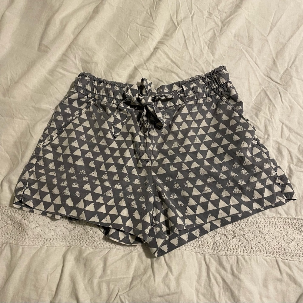 Ann Taylor Loft Sz 8 Tie Detail Shorts geometric grey summer breezy triangle